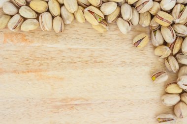 Fıstıklı üstten görünüm çerçeve veya ahşap arka plan üzerinde kenarlık.