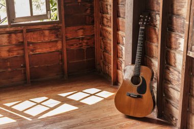 Eski gitar klasik ahşap duvar odadaki.
