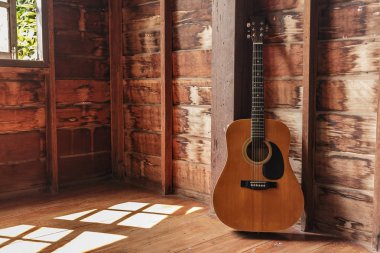 Eski gitar klasik ahşap duvar odadaki.