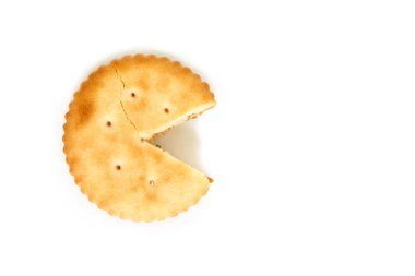 Beyaz arka plan üzerinde tek kraker kare kırık üstten görünüm.