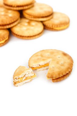 Beyaz arka plan üzerinde yarım üstten görünüm kırık kraker.