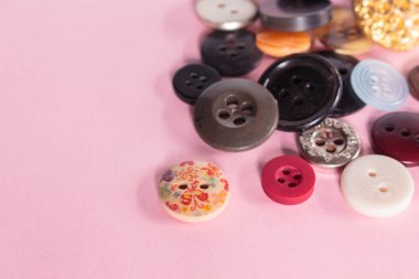 pembe bir arka plan üzerinde dikiş düğme.