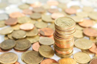 Beyaz arka plan üzerinde para sikke.