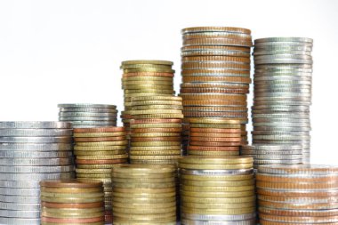 Beyaz arka plan üzerinde para sikke.