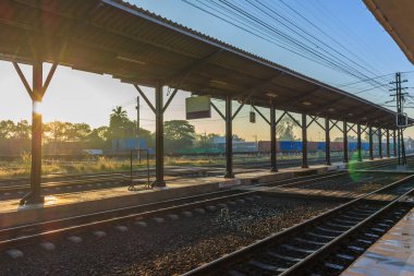 Sabah güneşin demiryolu platformu.