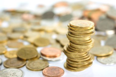 Beyaz arka plan üzerinde para sikke.