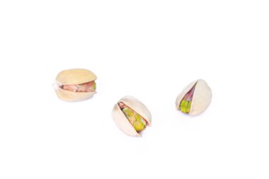 Üç beyaz arka plan üzerinde fıstıklı.