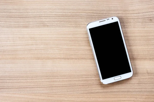 ahşap arka plan üzerinde Smartphone üstten görünüm.