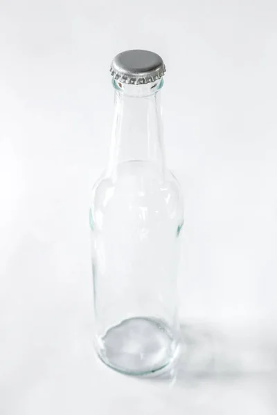Gelas Botol Pada Latar Belakang Putih — Stok Foto