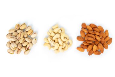 badem ve fıstık ve kaju beyaz zemin üzerine karışımı