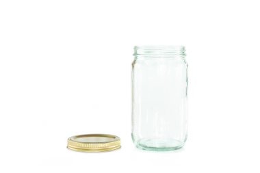 Boş kavanoz altın kap beyaz bir arka plan üzerine açık.