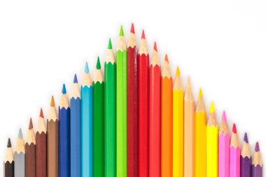 Beyaz arkaplanda izole edilmiş renkli kalemler.