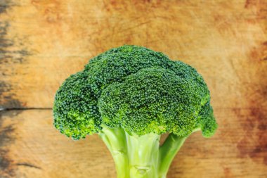 Brokoli ahşap kesme tahtası üzerinde.