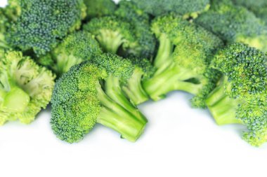 Beyaz arka plan üzerinde yığın yığın brokoli.