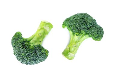 Beyaz arka plan üzerinde iki brokoli.