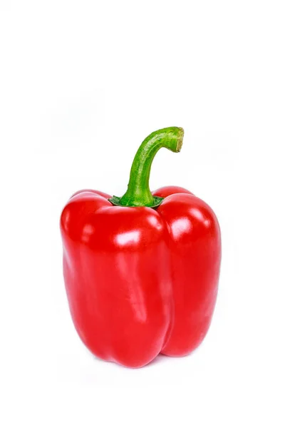Beyaz arkaplanda kırmızı dolma biber.