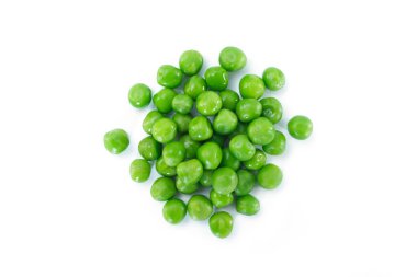 Beyaz arkaplanda yeşil bezelyeler.