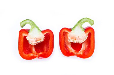 kırmızı dolmalık biber beyaz arka planda, üstten görünüm ikiye böldüm.