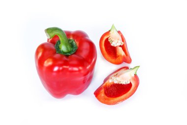 kırmızı dolmalık biber parçalar halinde kesilmiş beyaz zemin üzerine, üstten görünüm.