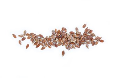 Beyaz arka plan üzerinde kahverengi keten tohumu.