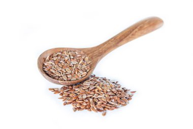 Kaşık beyaz arka plan üzerinde kahverengi keten tohumu.