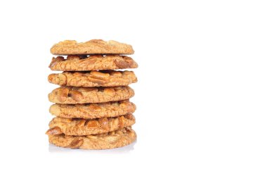 Beyaz arka plan üzerinde kazık fıstık kurabiye.