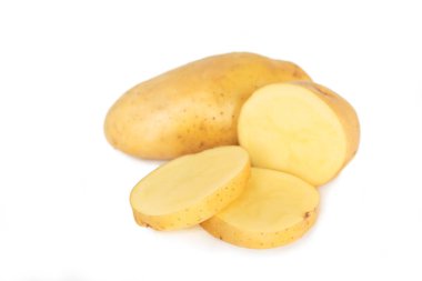 Beyaz arka plan üzerinde dilim kesilmiş patates.