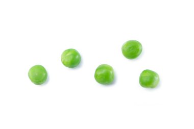 Beyaz arkaplanda yeşil bezelyeler.