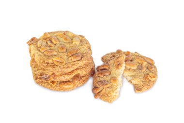 Fıstık çerez beyaz arka plan üzerinde kırık.