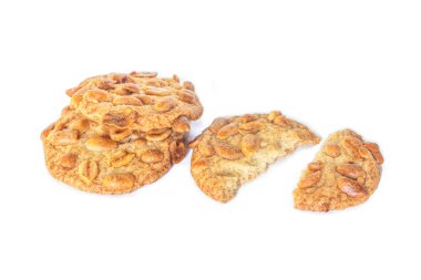 Fıstık çerez beyaz arka plan üzerinde kırık.