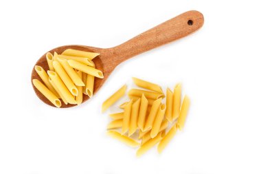 beyaz arka plan üzerinde bir kaşık kuru makarna penne İtalyan gıda.