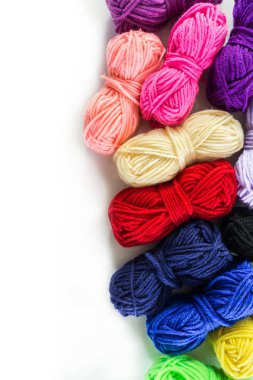 Beyaz arkaplanda birçok renk üst görünümü.