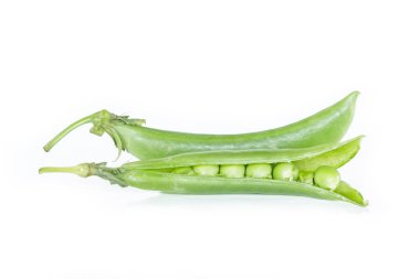 beyaz arka plan üzerinde pod bezelye üst görünümü.