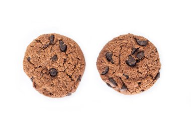 Beyaz arka plan üzerinde çikolatalı kurabiye.