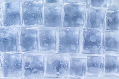 beyaz arka plan üzerinde grup buz küpleri.