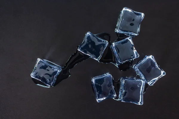 Siyah Arka Plan Üzerinde Grup Buz Küpleri — Stok fotoğraf