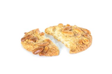 Fıstık çerez beyaz arka plan üzerinde kırık.