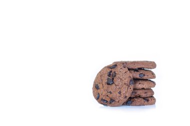 beyaz arka plan üzerine yığılmış çerez çikolata.