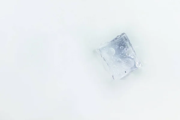 Jeden Lód Kostki Widok Góry Białym Tle — Zdjęcie stockowe