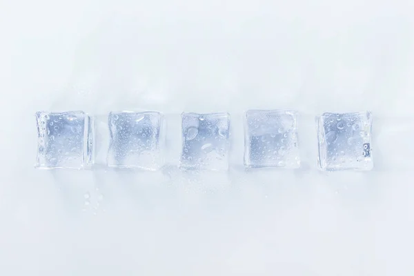 Groep Ijsblokjes Witte Achtergrond — Stockfoto