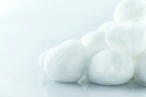 白い背景に綿ボール白い柔らかいきれいな美容健康医学 — ストック写真