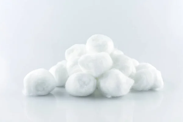 棉球白色软清洁美容保健药上白背景 — 图库照片