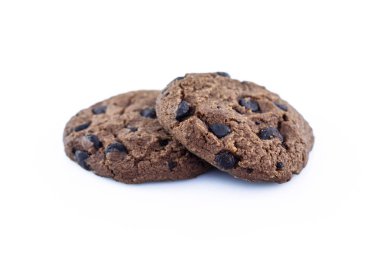 beyaz arka plan üzerinde iki çerez çikolata.