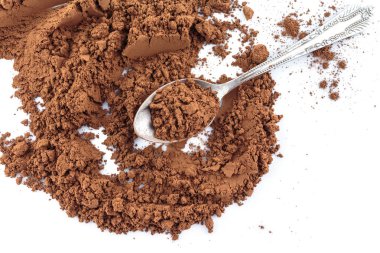 beyaz arka plan üzerinde kaşık üzerinde cooa tozu.