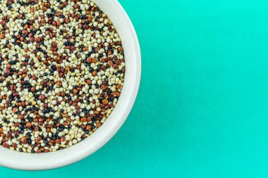 Yeşil arka planda kase quinoa.