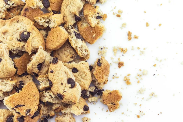 Cookies Choklad Uppdelad Bitar Vit Bakgrund — Stockfoto