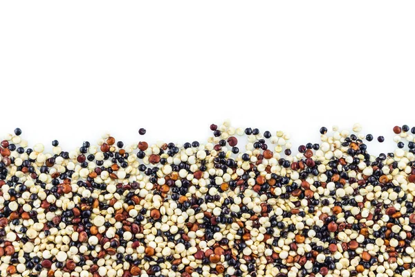 Beyaz Arka Plan Üzerinde Kazık Quinoa — Stok fotoğraf