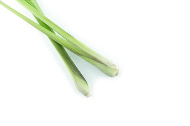 Beyaz arkaplanda limon çimeni paketle.