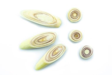 Beyaz arkaplandaki limon çimlerini dilimle.