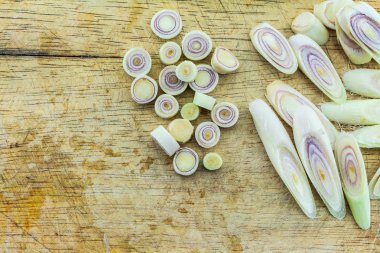 Kesme tahtası arka planında limon çimleri dilimle.